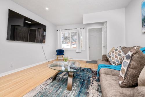 Highland Park Apartment | CentreStreet-Cozy Petfriendly 4bedsuite 04Entire