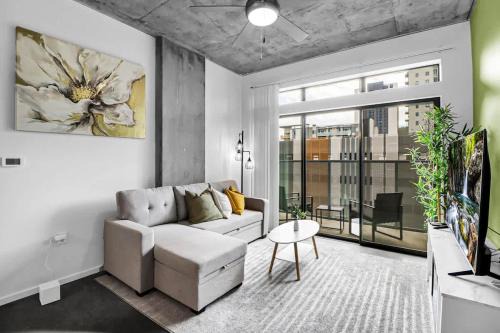 Evans Churchill Apartment | Centric 2BR In HEART of DTPHX Free Garage Parking