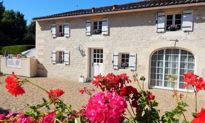 Migron House | Cerisier - sleeps 5 - Pool, Summer House, Games Barn playhouse - classified 4*