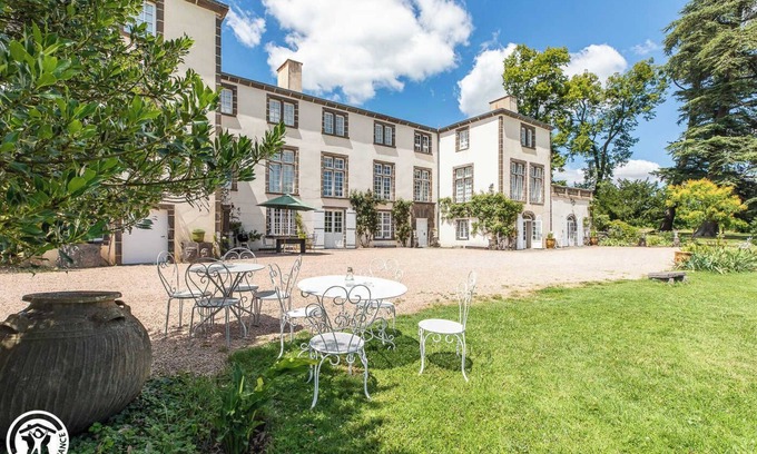 Sayat House | Château de Féligonde