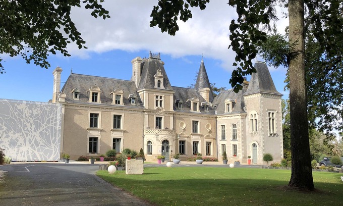 Saint-Laurent-sur-Sevre Hotel | Château de la Barbinière