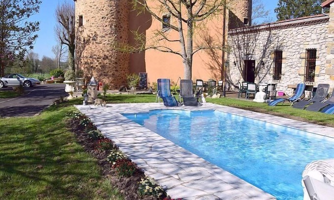 Saint-Remy-de-Chargnat Bed & Breakfast | Château des Aiguilles