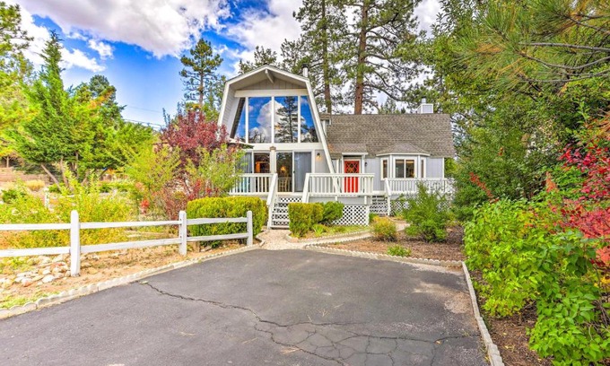 Whispering Forest House | Château Forêt in Big Bear with Hiking Trail Access