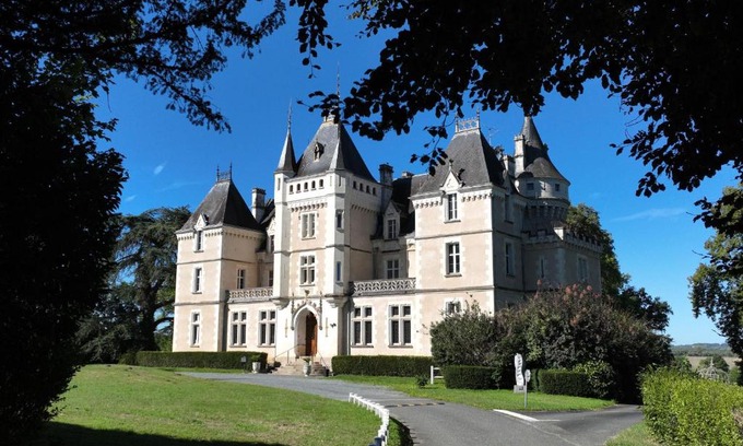 Cluis Bed & Breakfast | Château historique avec suite dans la tour et confort moderne - FR-1-591-658