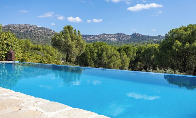 San Martin de Valdeiglesias Ski Chalet | Chalet 'Casa De Cuento' with private pool, private terrace and Wi-Fi