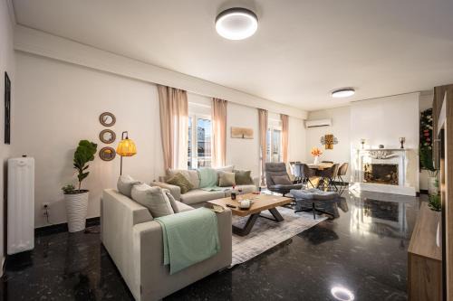 Kallithea Apartment | ChabbyNJoy - Modern 3BR with Acropolis View