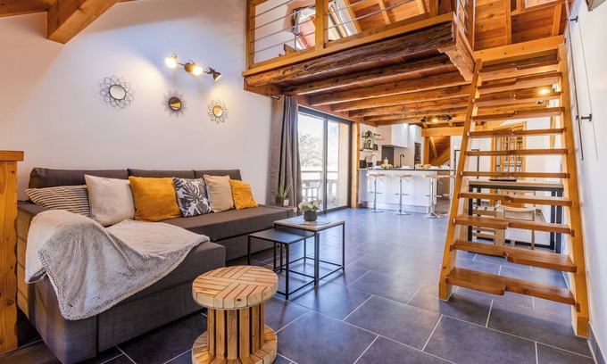 Saint-Martin-de-Queyrieres Apartment | Chalet-style apartment - Parking - Quiet and cosy