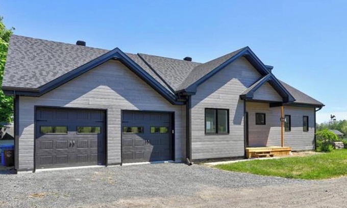 Saint-Gabriel-de-Brandon Ski Chalet | Chalet with Lake View – Spa, Firepit & Double Garage –