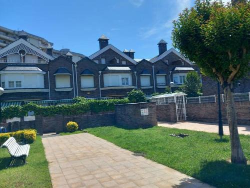 Laredo House | Chalet adosado a 100 mts playa