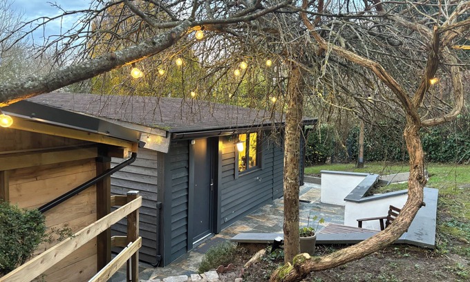 Asnieres-sur-Oise Ski Chalet | Chalet and Spa in the heart of nature. Private garden and jacuzzi!