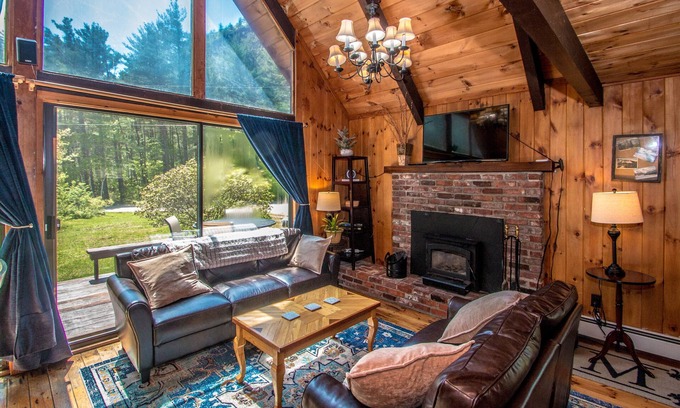 North Conway Ski Chalet | Chalet at Cathedral Ledge base! Epic views, 5 min to village, walk to Echo Lake!