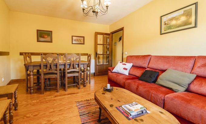 Valle de Valdelaguna Ski Chalet | Chalet 'Casa Rural Las Hoyas I' with Mountain View