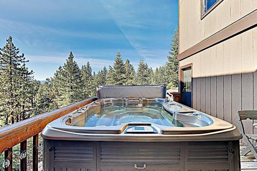 Zephyr Cove House | Chalet Court Manor