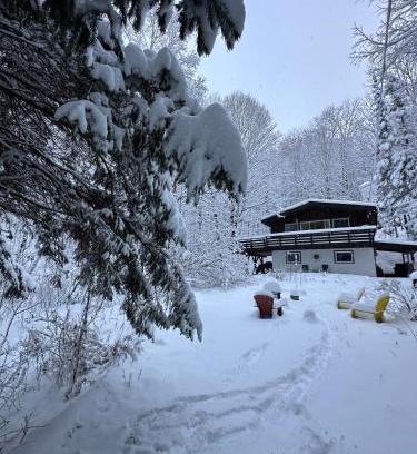 Mont Ste. Marie Ski Chalet | Chalet dans les arbres. 3 ch./trees house 3bdr