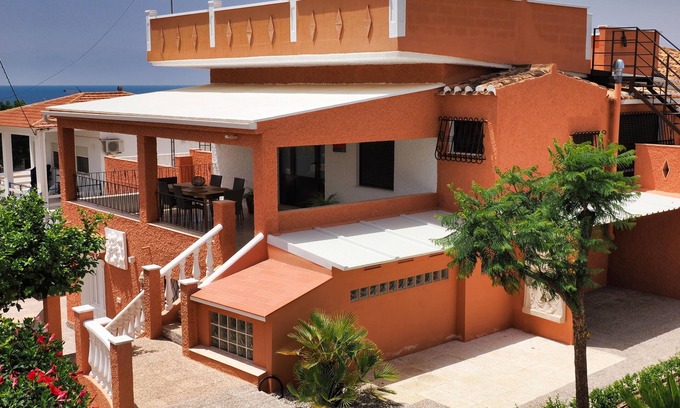 Los Puertos Ski Chalet | Chalet de Lujocasa Terracota con Piscina, 3 Cocinas, 6 Habitaciones y 6 Baños