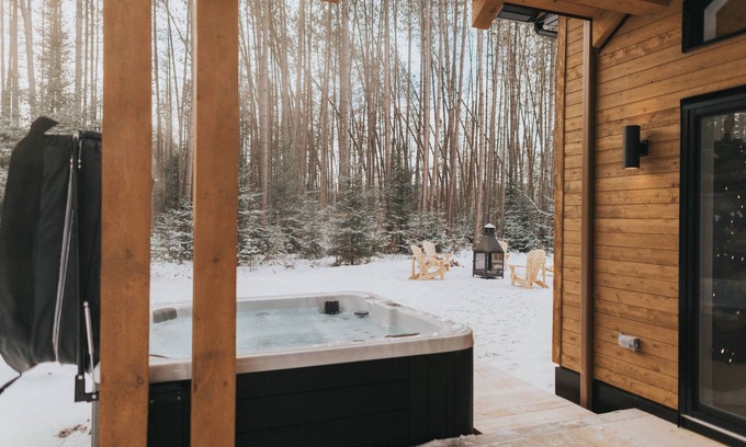 Amherst House | Chalet en Forêt Avec spa et Foyer Extérieur