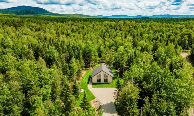 La Patrie House | Chalet Escapade|Hot Tub|Private Pool|River & Kayak