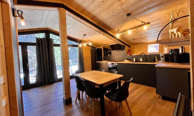 Pyrenees 2000 Ski Chalet | Chalet l'Epicéa T3 sous les pins avec terrasse & jardin à 5 min à pied des pistes P2 et commerces