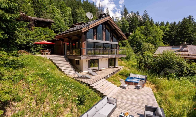 Chamonix City Centre Cottage | Chalet La Source - a self catered chalet that sleeps 8 guests in 4 bedrooms