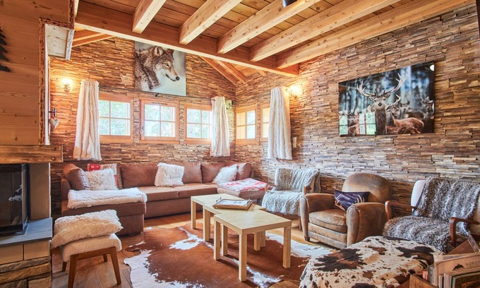 La Joue du Loup Ski Chalet | Chalet 'Le Grand Cerf' with Private Terrace and Wi-Fi