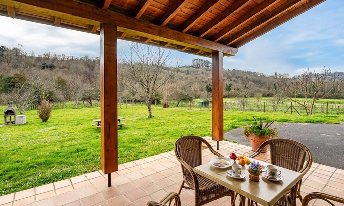 San Juan de Parres Apartment | Chalet 'Les Cuartes 1' with Mountain Views, Private Terrace and Private Garden