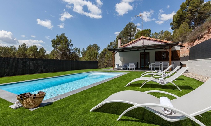 Castellnou de Bages Ski Chalet | Chalet 'Les Roques' with Mountain View, Wi-Fi and Air Conditioning