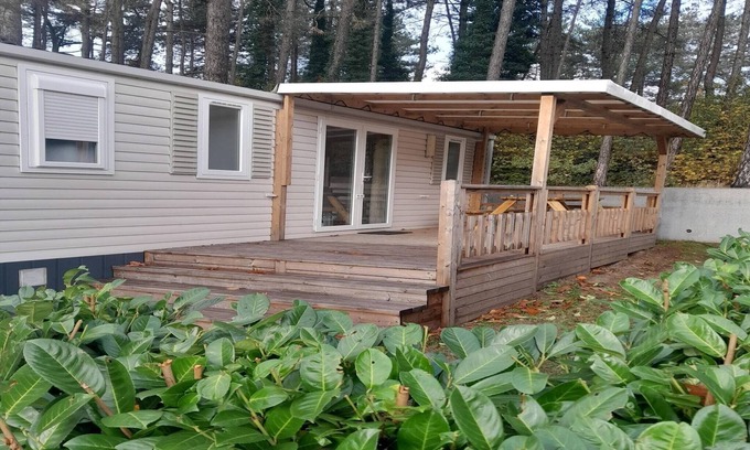 Rijkevorsel Ski Chalet | Chalet near Antwerp with Pool Access