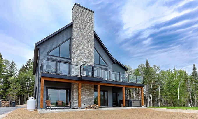 Saint-Alphonse-Rodriguez House | Chalet Neuf Avec Spa - Horizon Des Coteaux