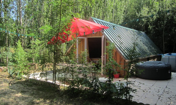 Fosses-et-Baleyssac Ski Chalet | Chalet on the edge of a wood for a nature break! Pets welcome!