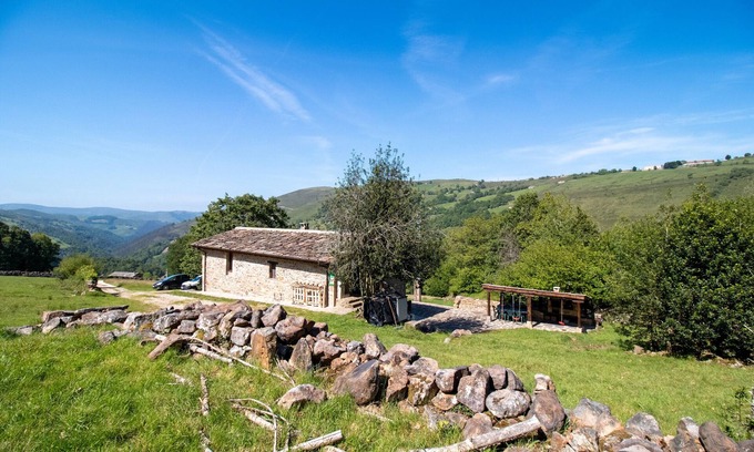 San Pedro del Romeral Ski Chalet | Chalet 'Pasiega El Ojal' with Mountain View, Private Terrace and Wi-Fi