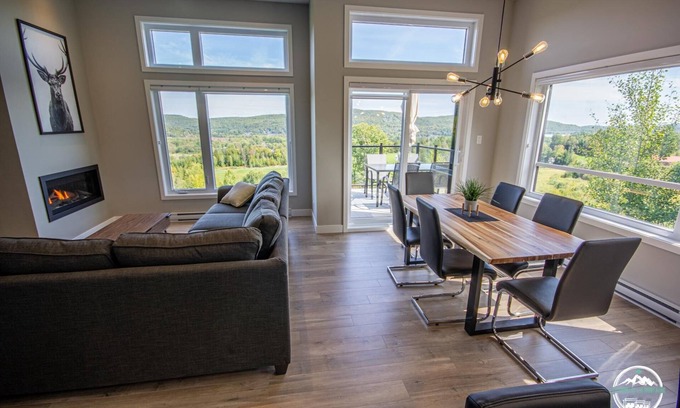 Saint-Jean-de-Matha Ski Chalet | Chalet with fireplace and mountain spa, golf view