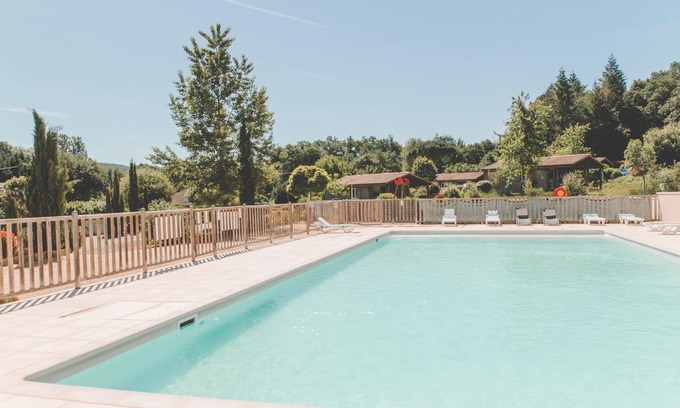 Marminiac Ski Chalet | Chalet with seasonal swimming pool near Cahors in holiday residence *