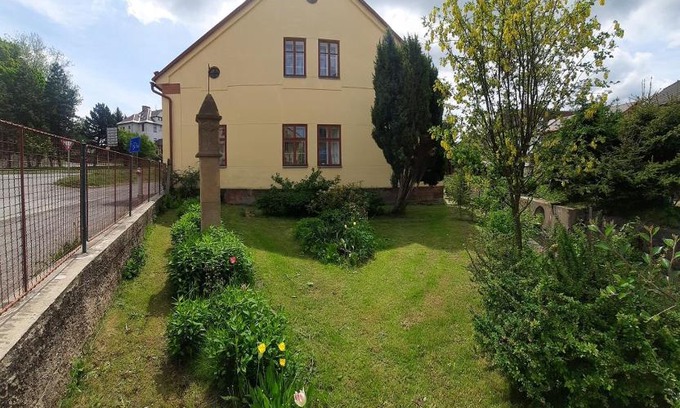 Jilemnice House | Chalupa Jilemnice, celý prostorný dům jen pro vás s 5 ložnicemi v centru Jilemnice s uzavřenou zahradou