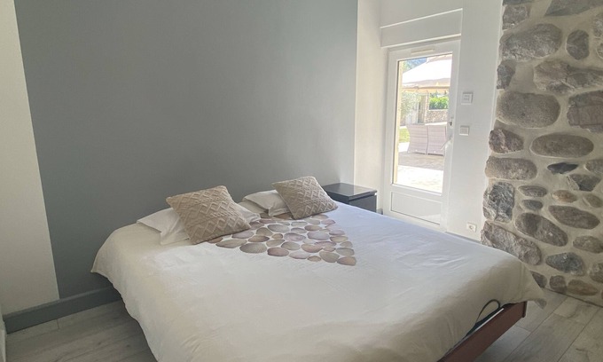 Saint-Fortunat-sur-Eyrieux Bed & Breakfast | Chambre Familiale Avec Salle de Bain Privée et Accès Piscine
