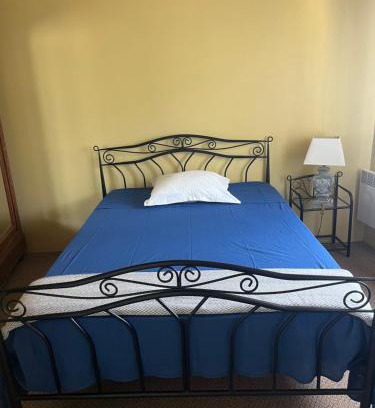 Combaillaux Bed & Breakfast | Chambre à l'étage, salle d'eau au rez de chaussée