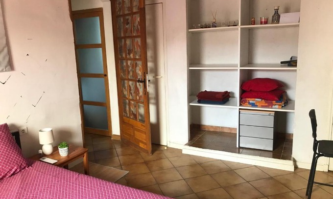 13th Arrondissement House | Chambre climatisée avec sdb privée dans une villa avec piscine ouverte d'avril à mi octobre