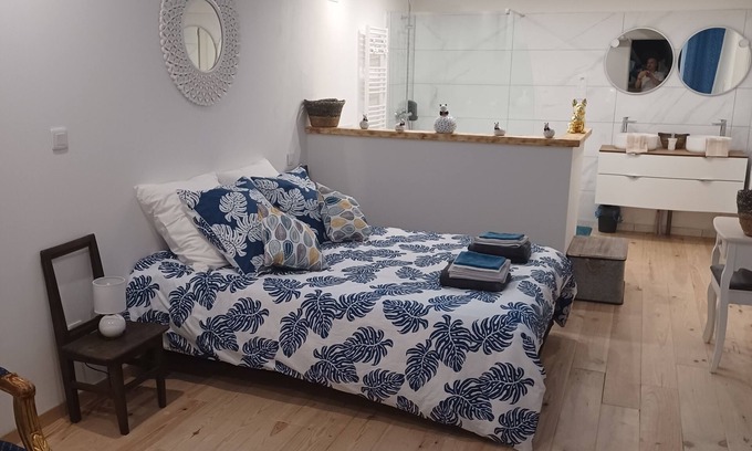 Neufmaisons Bed & Breakfast | Chambre d'Emma, whirlpool bath, free Wi-Fi, free private parking