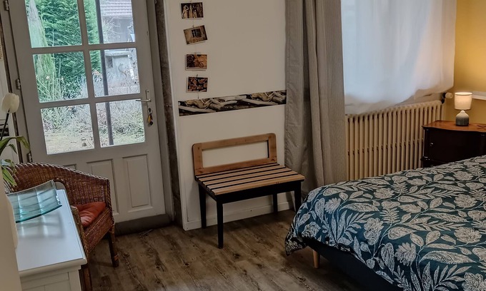 Saint-Germain-du-Bois Bed & Breakfast | Chambre d'hôte la Chanée with covered terrace