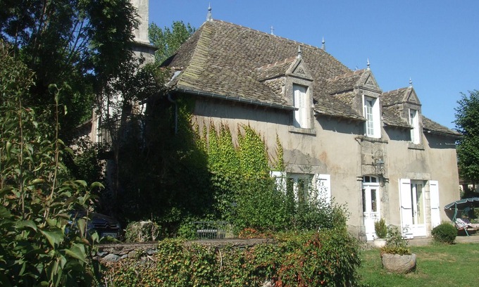 Saignes House | CHAMBRE D' HÔTE Domaine de la Vigne SAIGNES15240, 300 metres from all amenities
