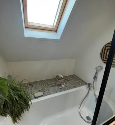Santes House | Chambre et salle de bain privée