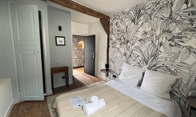 Chartres House | CHAMBRE PICASSIETTE - 1 WITH DINING AREA-BILLARD-BABYFOOT-TERRACE