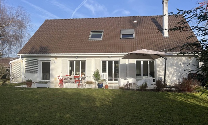 Plaisir House | Chambres à Louer Dans une Maison Située Dans un Domaine Recherché Avec Piscine