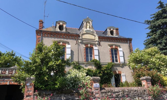 Chanzeaux Bed & Breakfast | Chambres d'Hôtes - Ancienne Ecole St Joseph