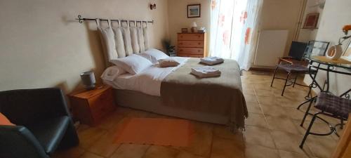 Lompnes Bed & Breakfast | Chambres D'Hotes "Les Chiens Verts", jardin, terrasse, parking privé