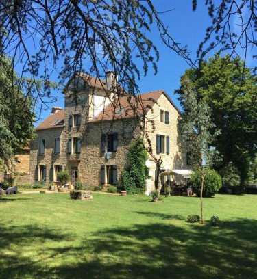 Sainte-Croix House | Chambres et table d'hôtes Le cèdre Aveyron