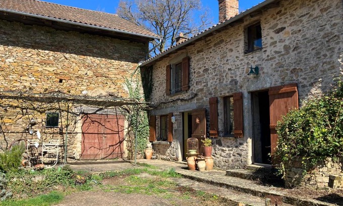 La Chapelle Montbrandeix Bed & Breakfast | Chambres d'Hôtes de la Treille