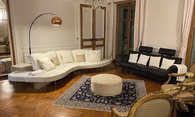 8th Arrondissement Apartment | Champs Elysees Matignon St Honore 3 Bedrooms suite 5 ROOMS Air Cond 1700 SqFeet