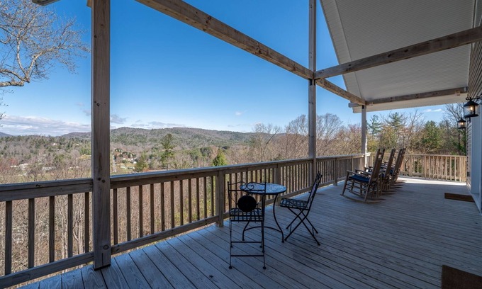 Penrose House | Chandler House | Amazing views, minutes to DuPont State Park and Downtown Brevard