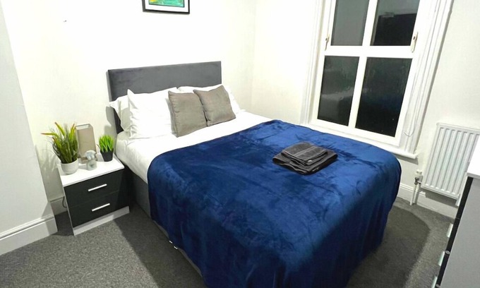 Grimsby House | Chantry Suites Double Room with En-Suite in DN31