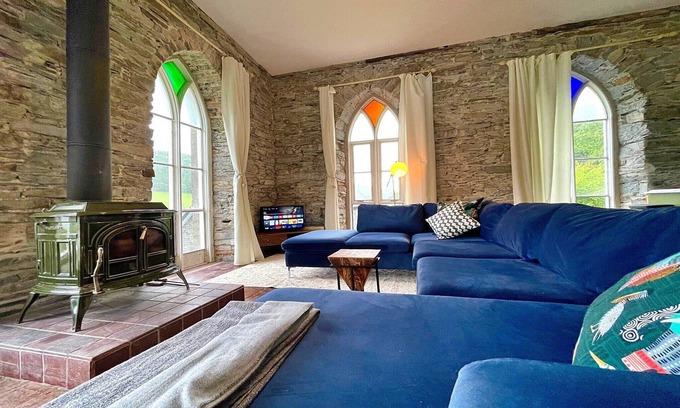 Dinas Mawddwy House | Chapel in Snowdonia with Hot Tub & Games Room
